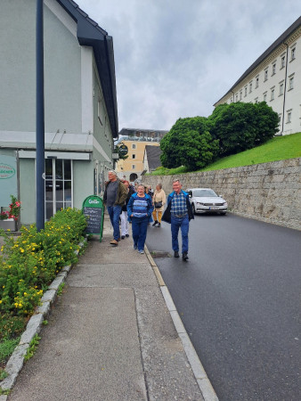 auf dem Weg zum Stift nach dem Mittagessen